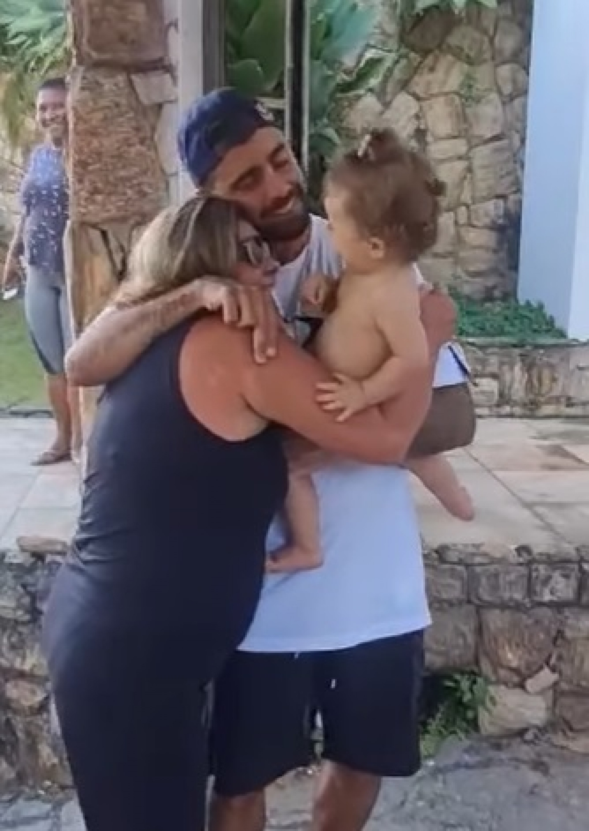 Pedro Scooby dá carro de presente para a mãe - Reprodução de vídeo 