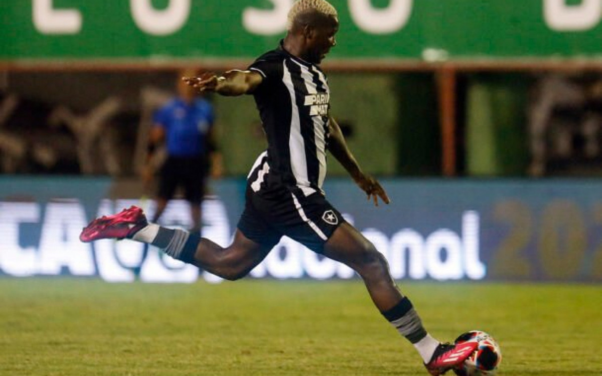 Fora desde fevereiro, Patrick de Paula vira arma do Botafogo na Libertadores
