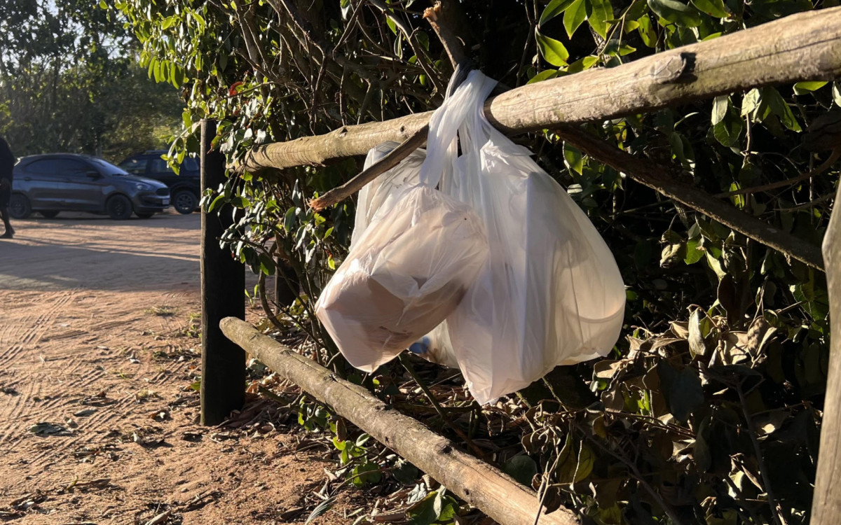 Cenário de descaso é evidente no acesso à praia por parte da Prefeitura