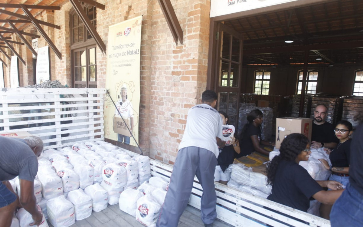 Representantes de diversas instituições retiraram alimentos da campanha Natal sem Fome, na Ação da Cidadania - Reginaldo Pimenta / Agência O Dia