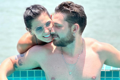 Ana Castela e Gustavo Mioto posam em clima de romance na piscina para espantar 'calorão'