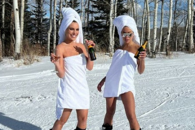 De toalha, Anitta curte dia de esqui ao lado de amiga