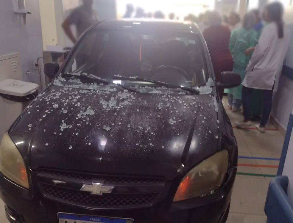 Mulher que invadiu hospital com carro vai responder em liberdade