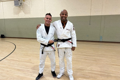 Empresário brasileiro recebe faixa preta e exalta transformação pelo Jiu-Jitsu