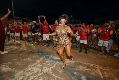 Viviane Araújo aposta em vestido decotado para ensaio do Salgueiro 