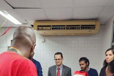 Crianças recebem doações de brinquedos da Receita Federal em creche municipal 