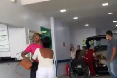 Justiça solta motorista que invadiu recepção de hospital com carro após insatisfação