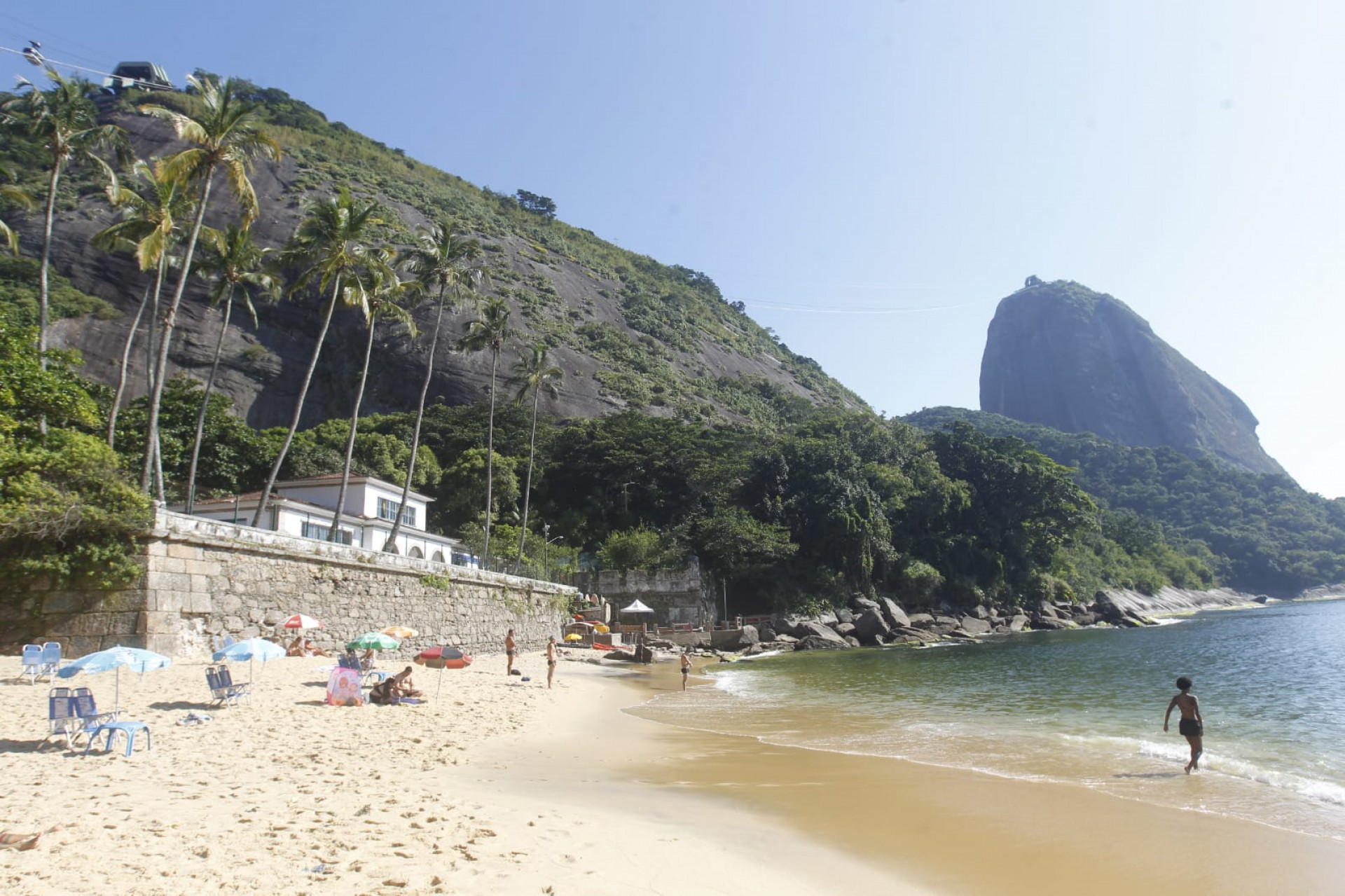 Cariocas aproveitaram para se refrescar na Praia Vermelha, na Urca, Zona Sul do Rio 
 - Reginaldo Pimenta / Agência O Dia