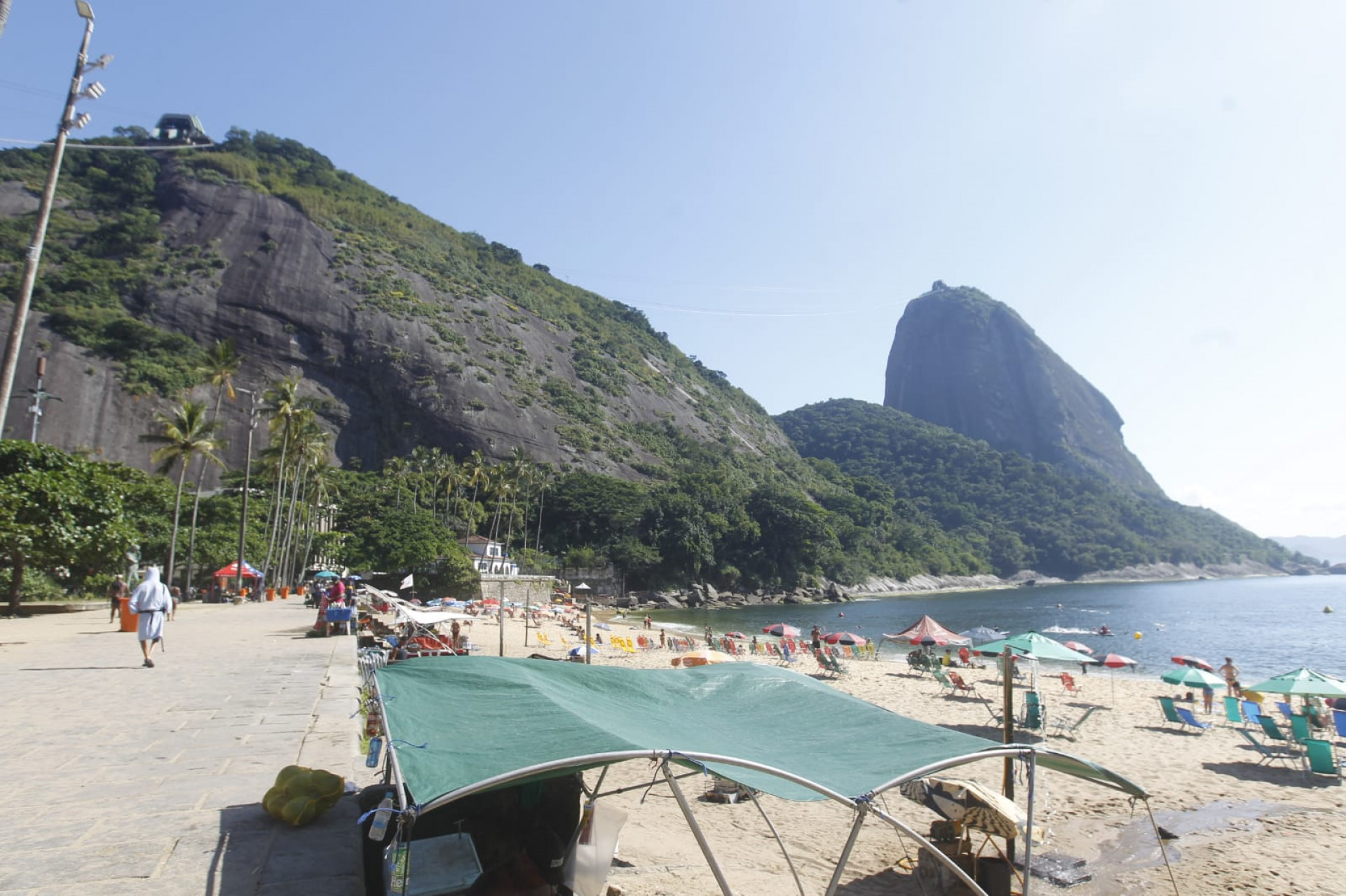 Cariocas aproveitaram para se refrescar na Praia Vermelha, na Urca, Zona Sul do Rio 
 - Reginaldo Pimenta / Agência O Dia