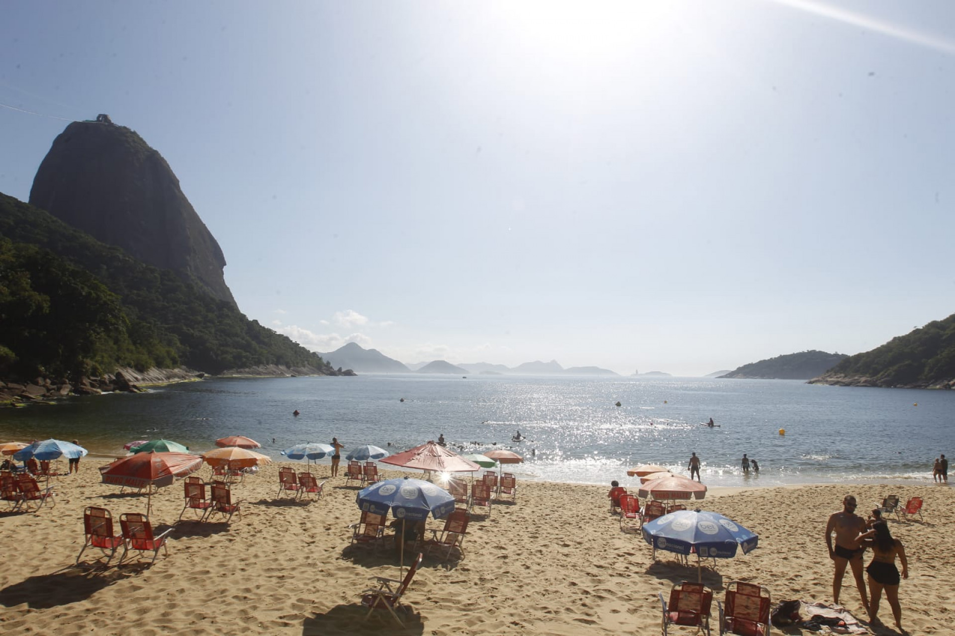 Cariocas aproveitaram para se refrescar na Praia Vermelha, na Urca, Zona Sul do Rio 
 - Reginaldo Pimenta / Agência O Dia