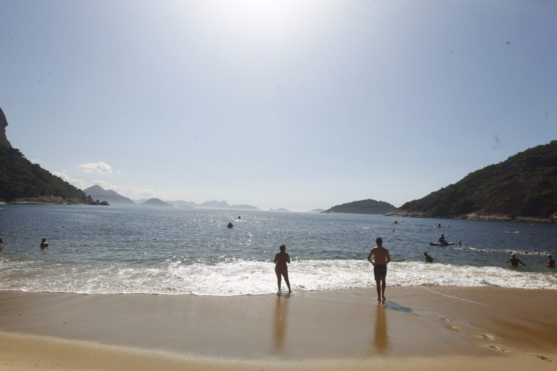 Cariocas aproveitaram para se refrescar na Praia Vermelha, na Urca, Zona Sul do Rio  - Reginaldo Pimenta / Agência O Dia