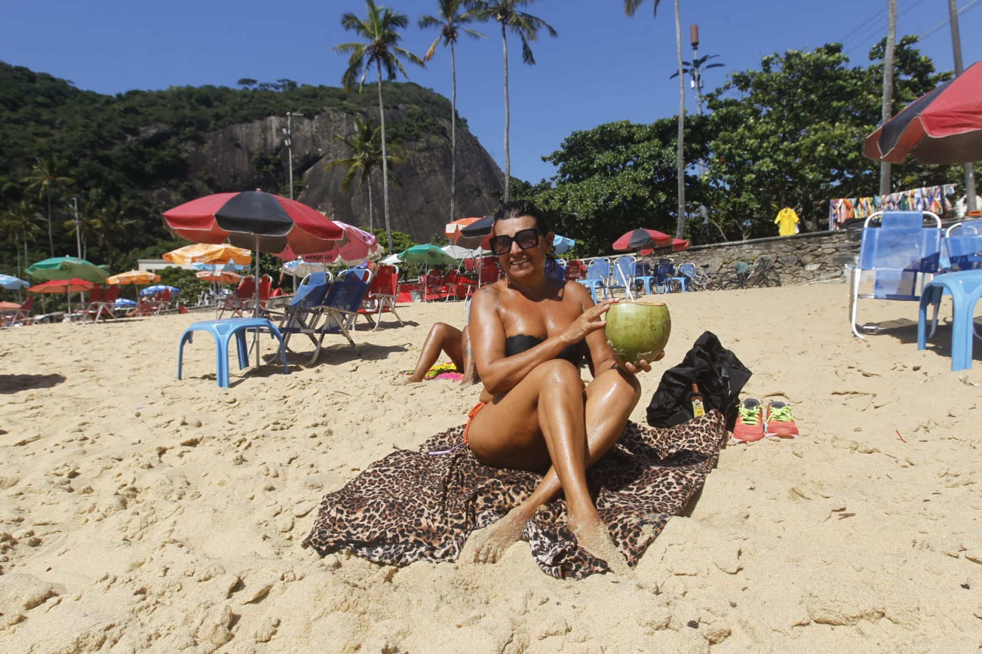 Luzia Castanho, de 53 anos, toma sol na Praia Vermelha, na Urca - Reginaldo Pimenta / Agência O Dia
