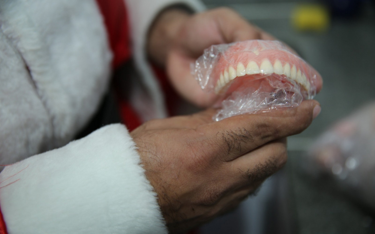 Mais de 400 pessoas recebem pr&oacute;teses dent&aacute;rias em Caxias - Divulga&ccedil;&atilde;o