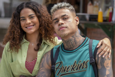 Ex de Bella Campos, MC Cabelinho remove tatuagem com nome da atriz