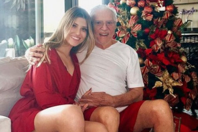 Após cirurgia, Carlos Alberto de Nóbrega recebe o carinho da filha