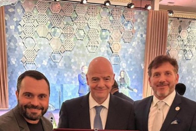 Fluminense entrega kit sobre a Copa Rio de 1952 a presidente da Fifa 