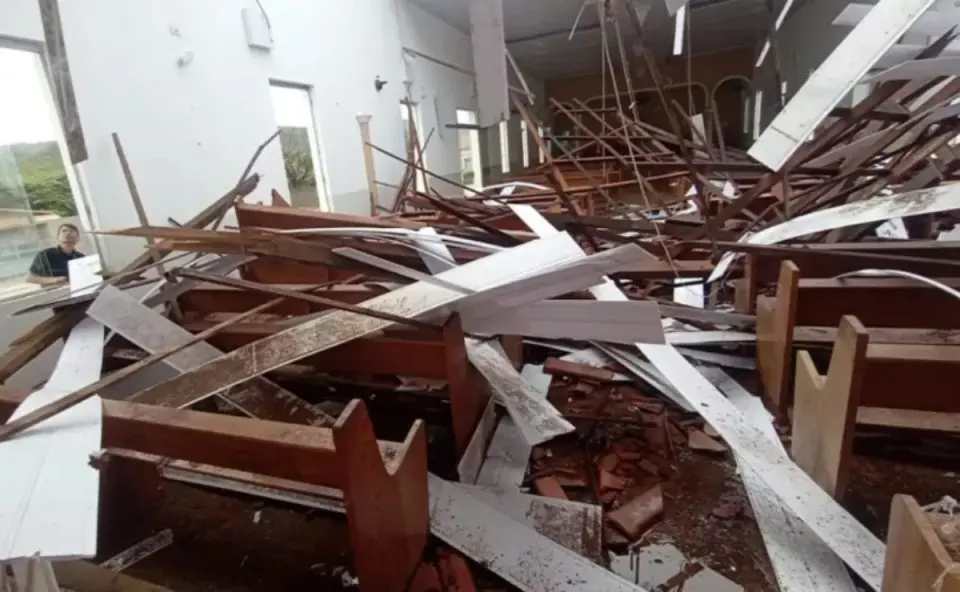 Teto de igreja desaba durante missa e deixa 80 feridos em MG; 8 tiveram ferimentos graves