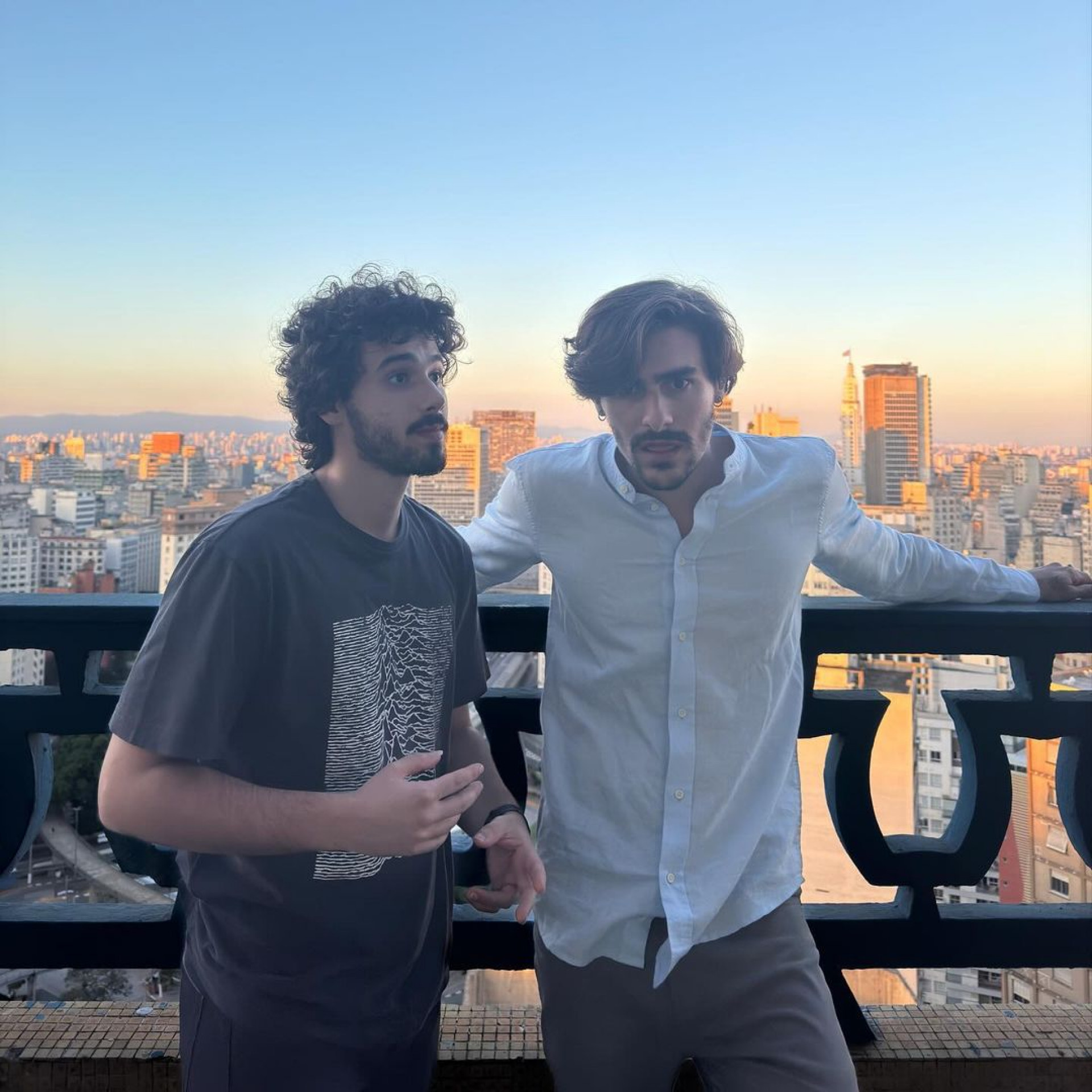 Antônio Carrara e Bruno Montaleone posam juntos em bastidores de 'De Volta Aos 15' - Reprodução/Instagram