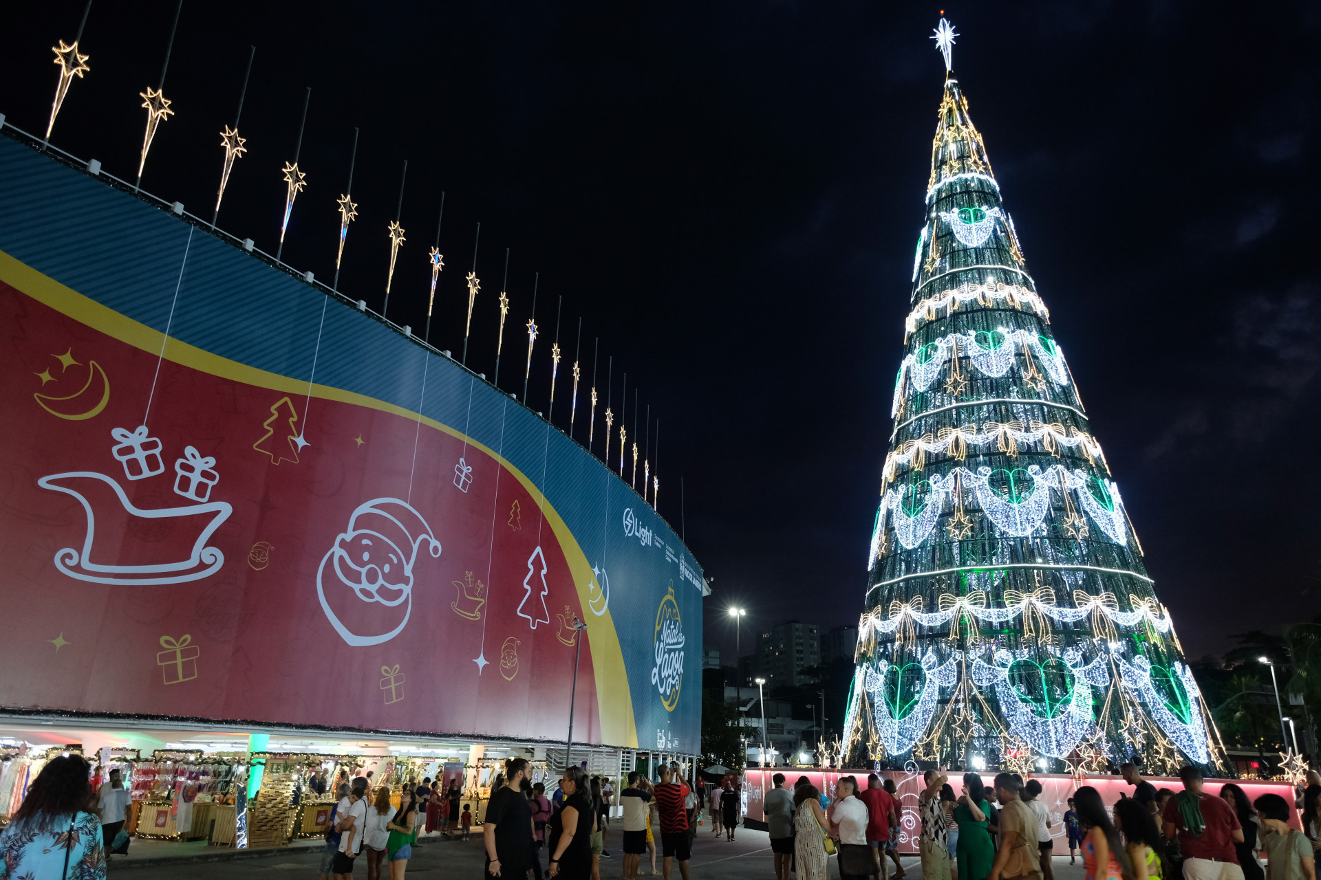 Cariocas e turistas aproveitam &aacute;rvore de natal e show de luzes no Lagoon, espa&ccedil;o na Lagoa Rodrigo de Freitas - Pedro Ivo/ Ag&ecirc;ncia O Dia                                                                                                                                                                                                                                                 