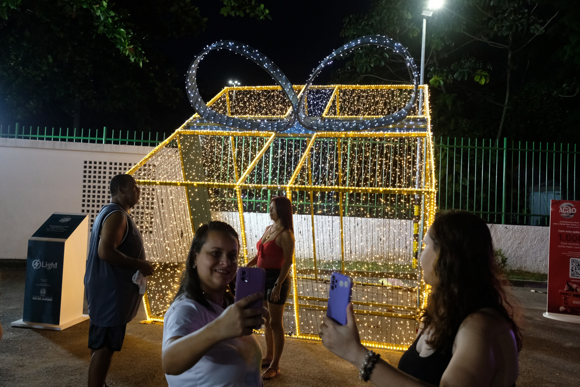 Cariocas e turistas aproveitam &aacute;rvore de natal e show de luzes no Lagoon, espa&ccedil;o na Lagoa Rodrigo de Freitas - Pedro Ivo/ Ag&ecirc;ncia O Dia                                                                                                                                                                                                                                                