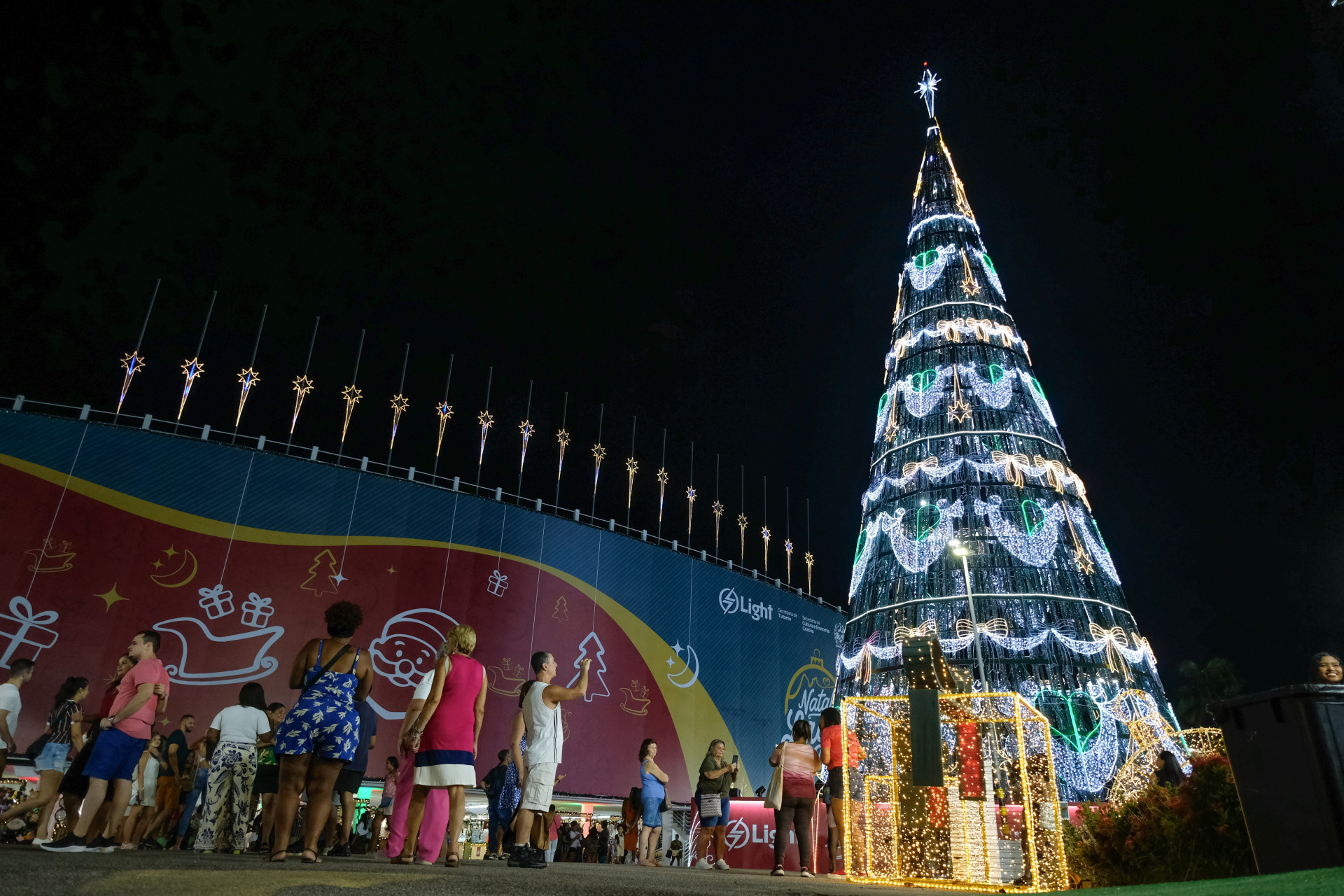 Cariocas e turistas aproveitam &aacute;rvore de natal e show de luzes no Lagoon, espa&ccedil;o na Lagoa Rodrigo de Freitas - Pedro Ivo/ Ag&ecirc;ncia O Dia