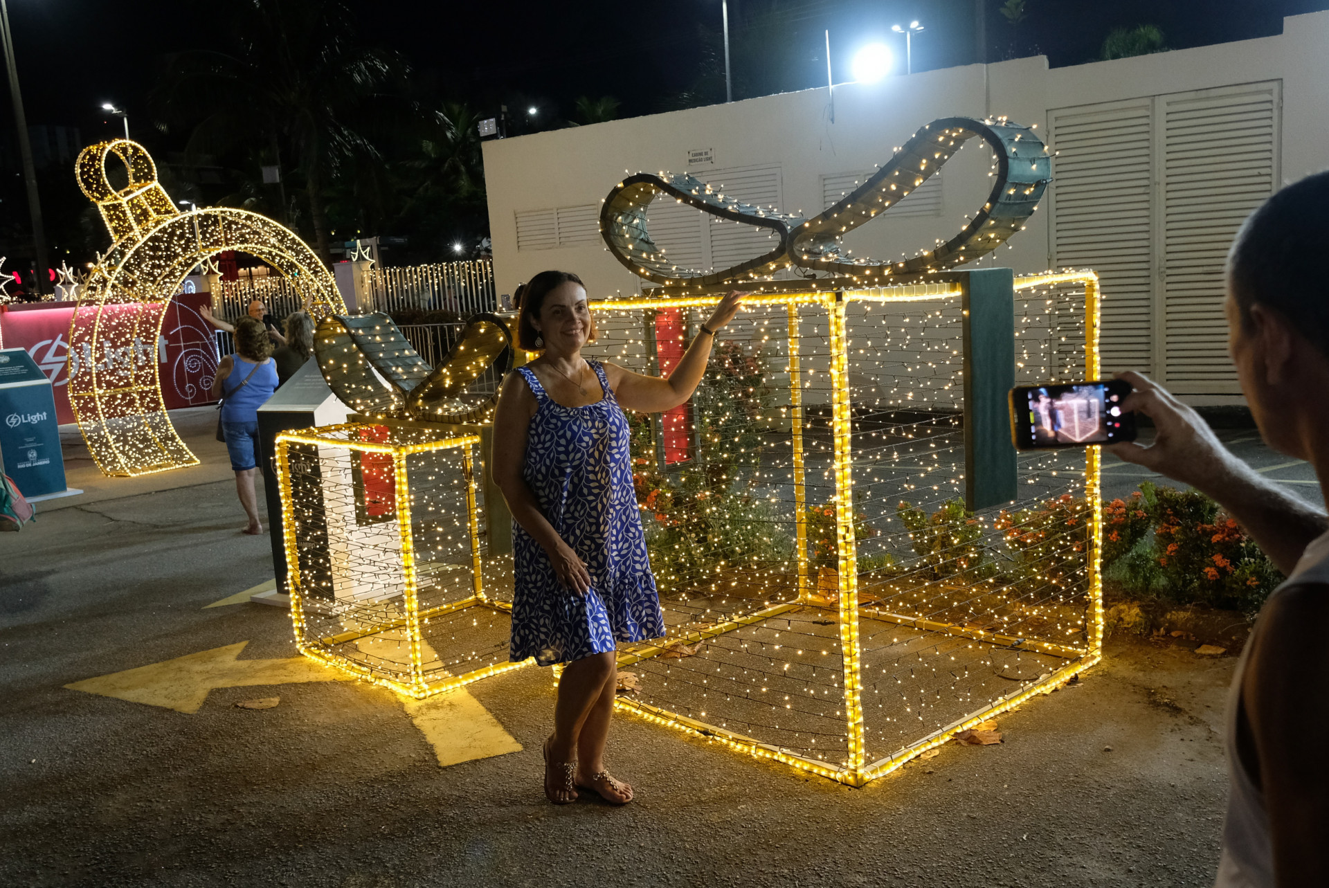 Cariocas e turistas aproveitam &aacute;rvore de natal e show de luzes no Lagoon, espa&ccedil;o na Lagoa Rodrigo de Freitas - Pedro Ivo/ Ag&ecirc;ncia O Dia