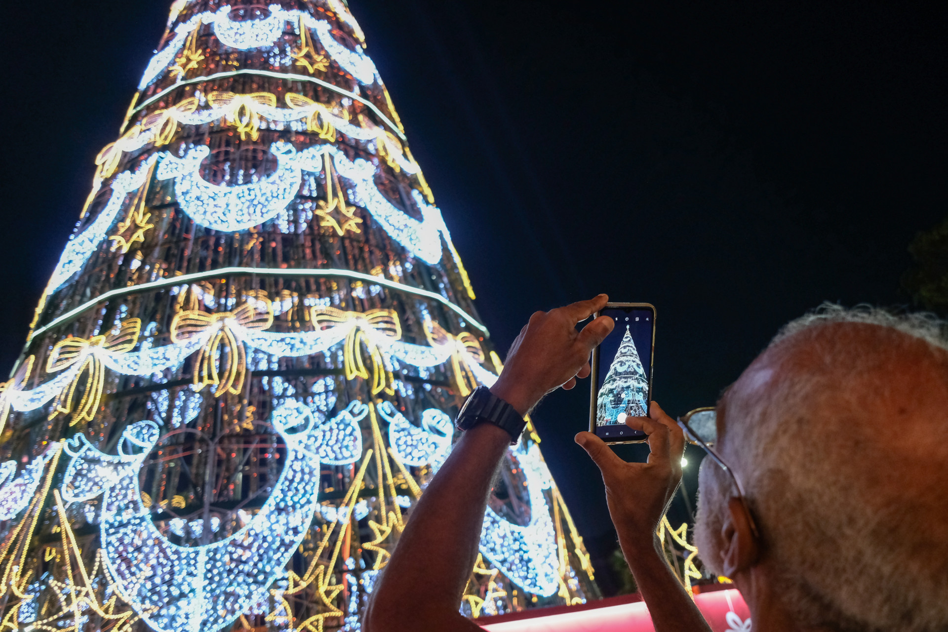 Cariocas e turistas aproveitam &aacute;rvore de natal e show de luzes no Lagoon, espa&ccedil;o na Lagoa Rodrigo de Freitas - Pedro Ivo/ Ag&ecirc;ncia O Dia