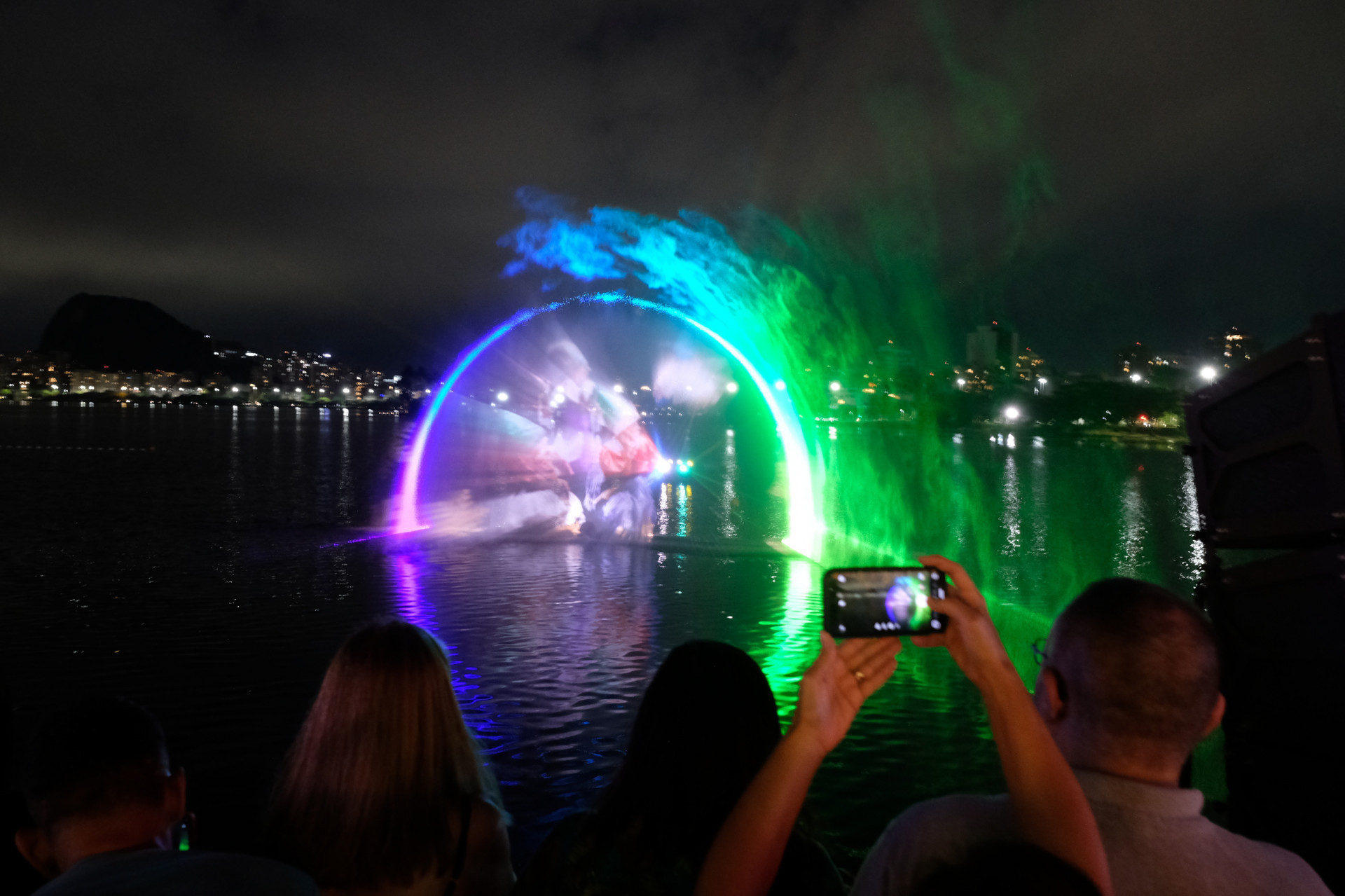 Cariocas e turistas aproveitam &aacute;rvore de natal e show de luzes no Lagoon, espa&ccedil;o na Lagoa Rodrigo de Freitas - Pedro Ivo/ Ag&ecirc;ncia O Dia                                                                                                                                                                                                                                                  
