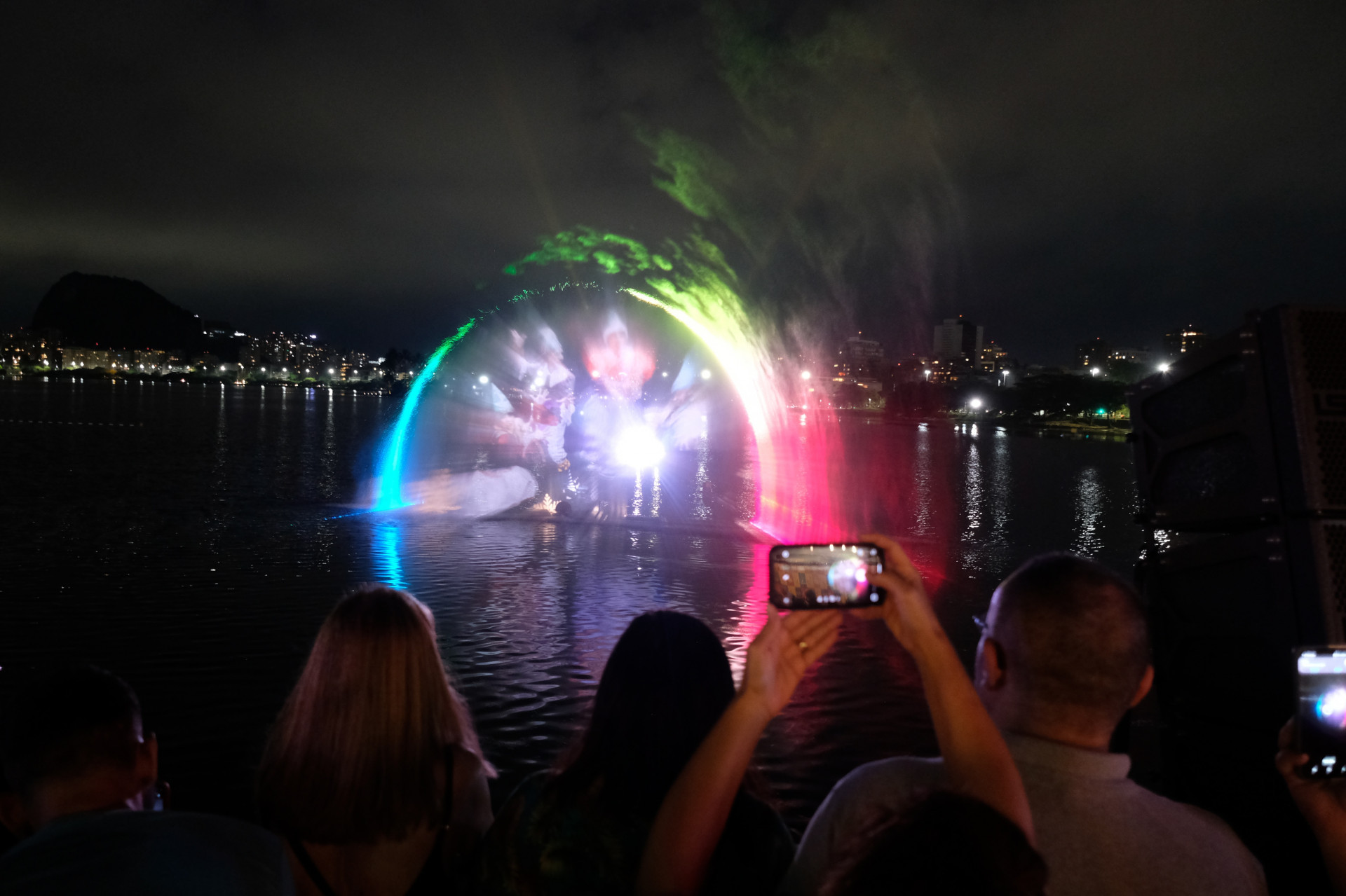 Cariocas e turistas aproveitam &aacute;rvore de natal e show de luzes no Lagoon, espa&ccedil;o na Lagoa Rodrigo de Freitas - Pedro Ivo/ Ag&ecirc;ncia O Dia                                                                                                                                                                                                                                                   