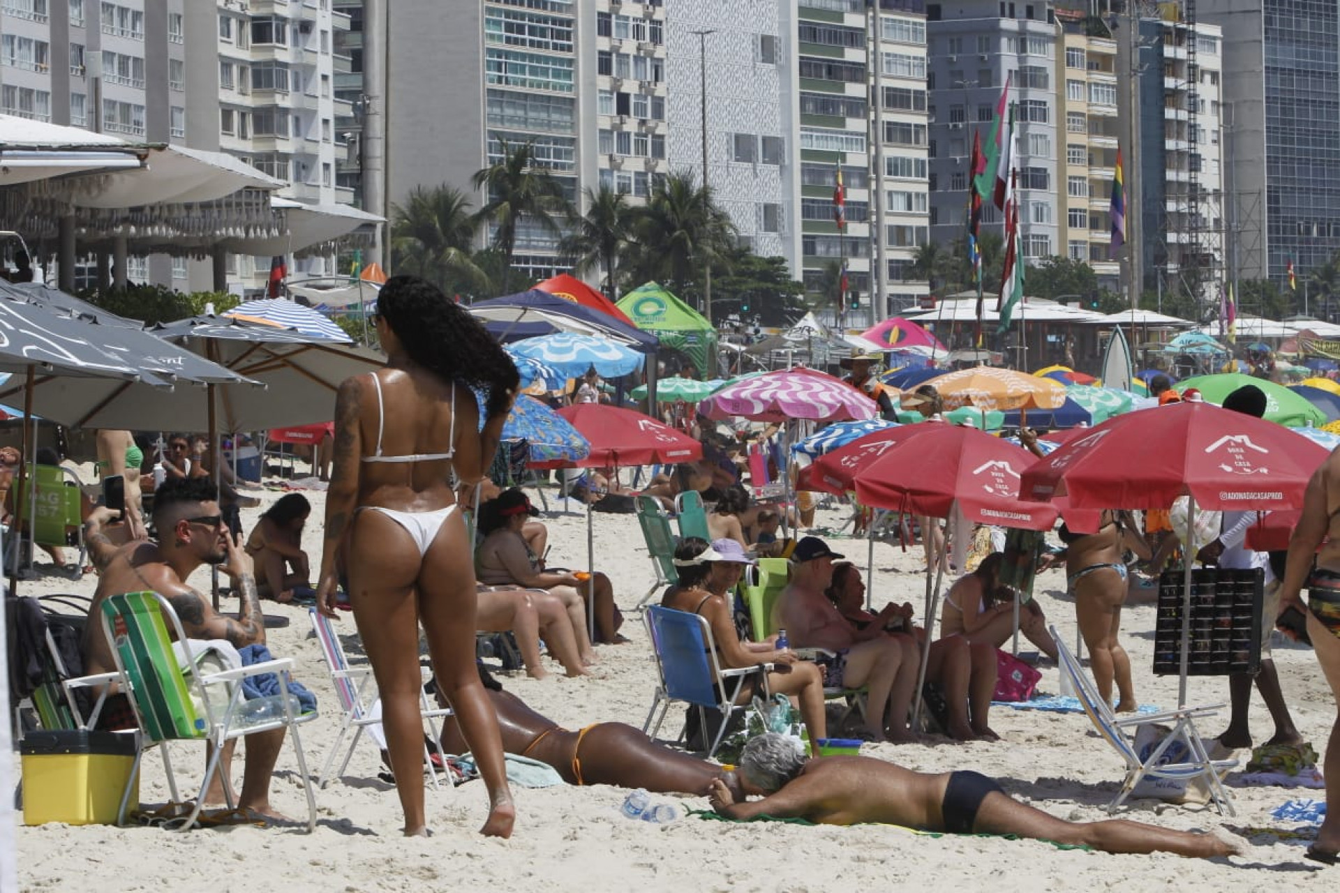 Cariocas e turistas se refrescam na Praia de Copacabana no primeiro dia do verão
 - Reginaldo Pimenta / Agência O Dia