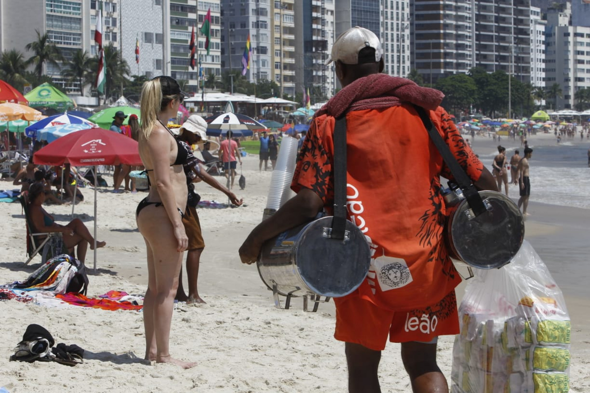 Movimentação na Praia de Copacabana no primeiro dia do verão
 - Reginaldo Pimenta / Agência O Dia