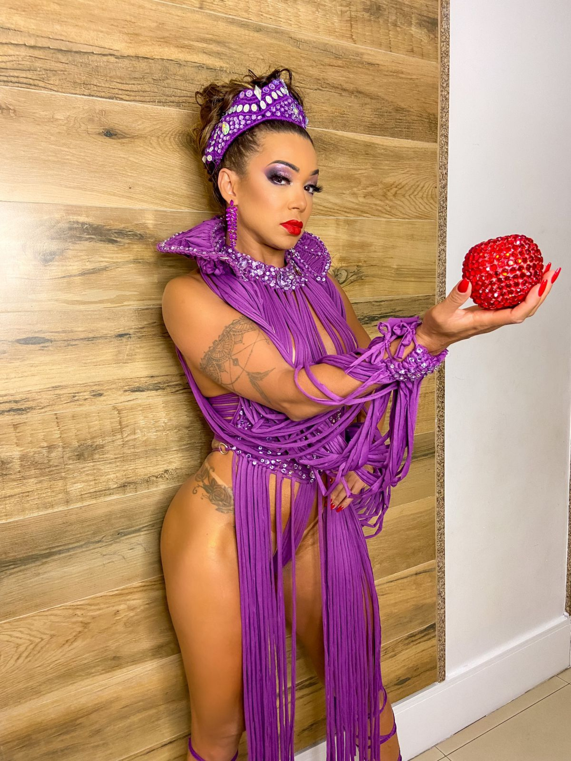 No ensaio da Santa Cruz, onde &eacute; rainha de bateria, a majestade incorporou a madrasta de Branca de Neve para representar o enredo "As bruxas est&atilde;o soltas" - Divulga&ccedil;&atilde;o