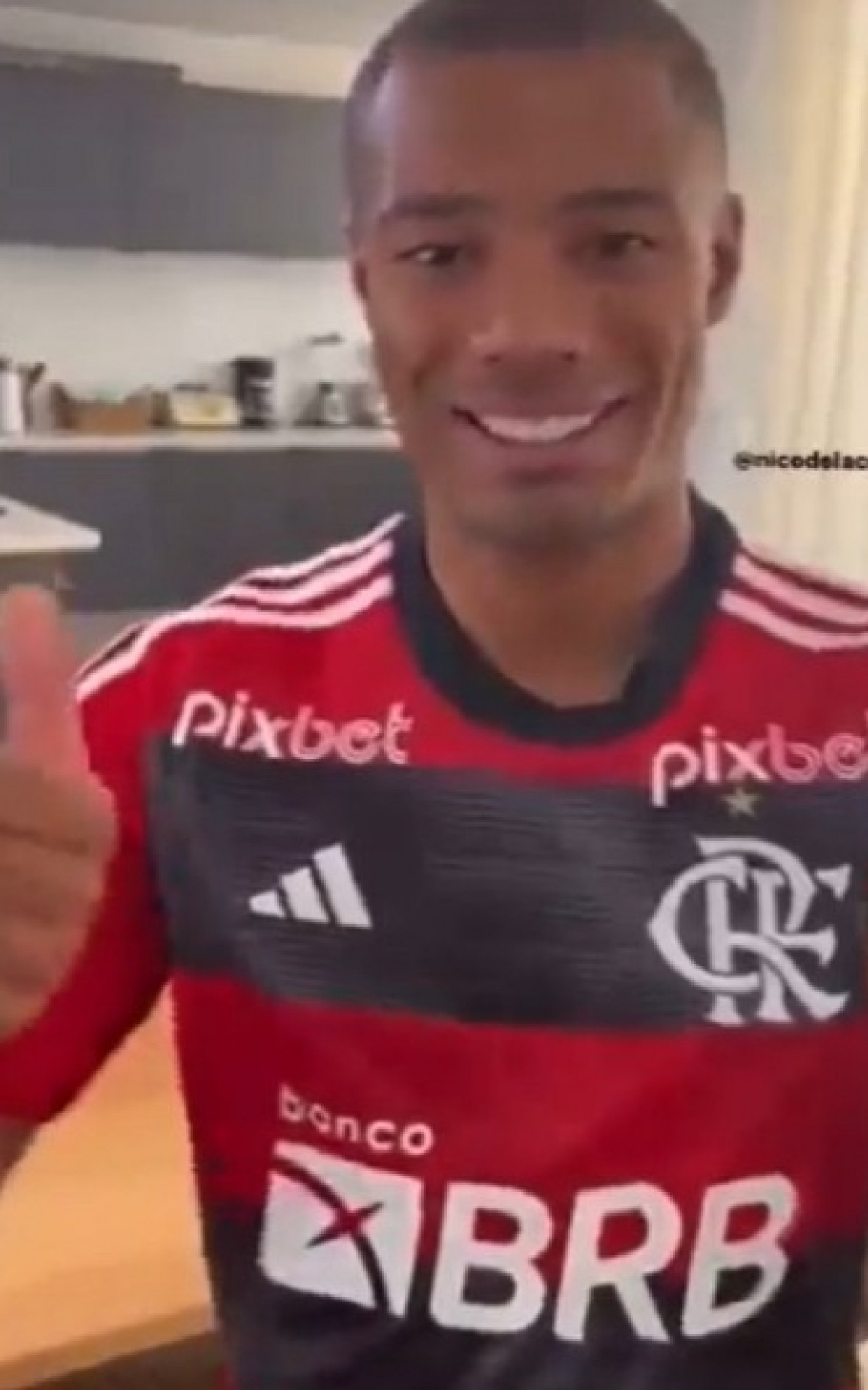 De la Cruz appears in a video wearing a Flamengo shirt and angers the board of directors, who fear retaliation from River  Flamingo