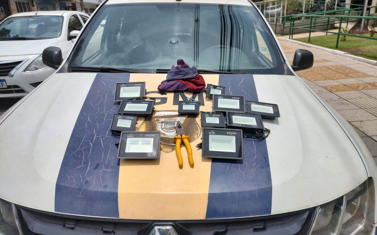 Material foi retirado de uma praça à margem da Rodovia dos Metalúrgicos, próxima ao trevo do bairro São Geraldo