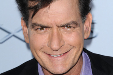EUA: vizinha invade casa e ataca Charlie Sheen, astro de 'Two and a Half Men'