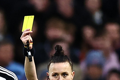 Rebecca Welch se torna primeira mulher a apitar jogo da Premier League