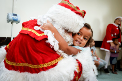 Papai Noel da prefeitura leva presentes a pacientes de hospitais 