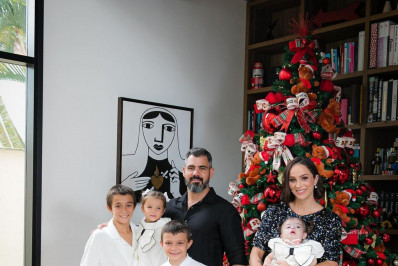 Juliano Cazarré posa com os cinco filhos e a mulher grávida em clique de Natal