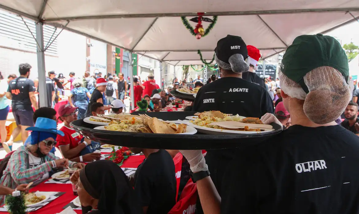 Movimentos sociais fazem ceia de Natal para moradores de rua em SP
