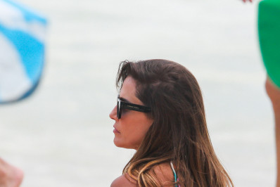 De biquíni fio-dental, Deborah Secco renova o bronzeado na Barra da Tijuca