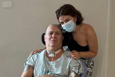 Baixista do Ultraje a Rigor ganha cadeira de rodas e surge em novo clique