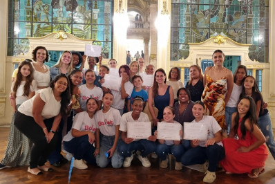 Alunas do Ballet Educação assistem espetáculo no Theatro Municipal do Rio