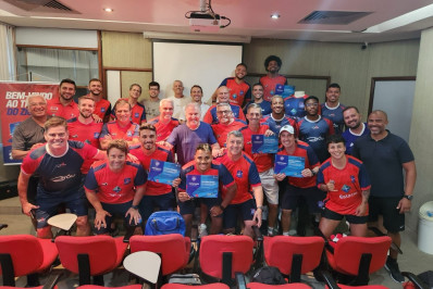 Zico entrega certificados a professores de sua escola de futebol no CFZ