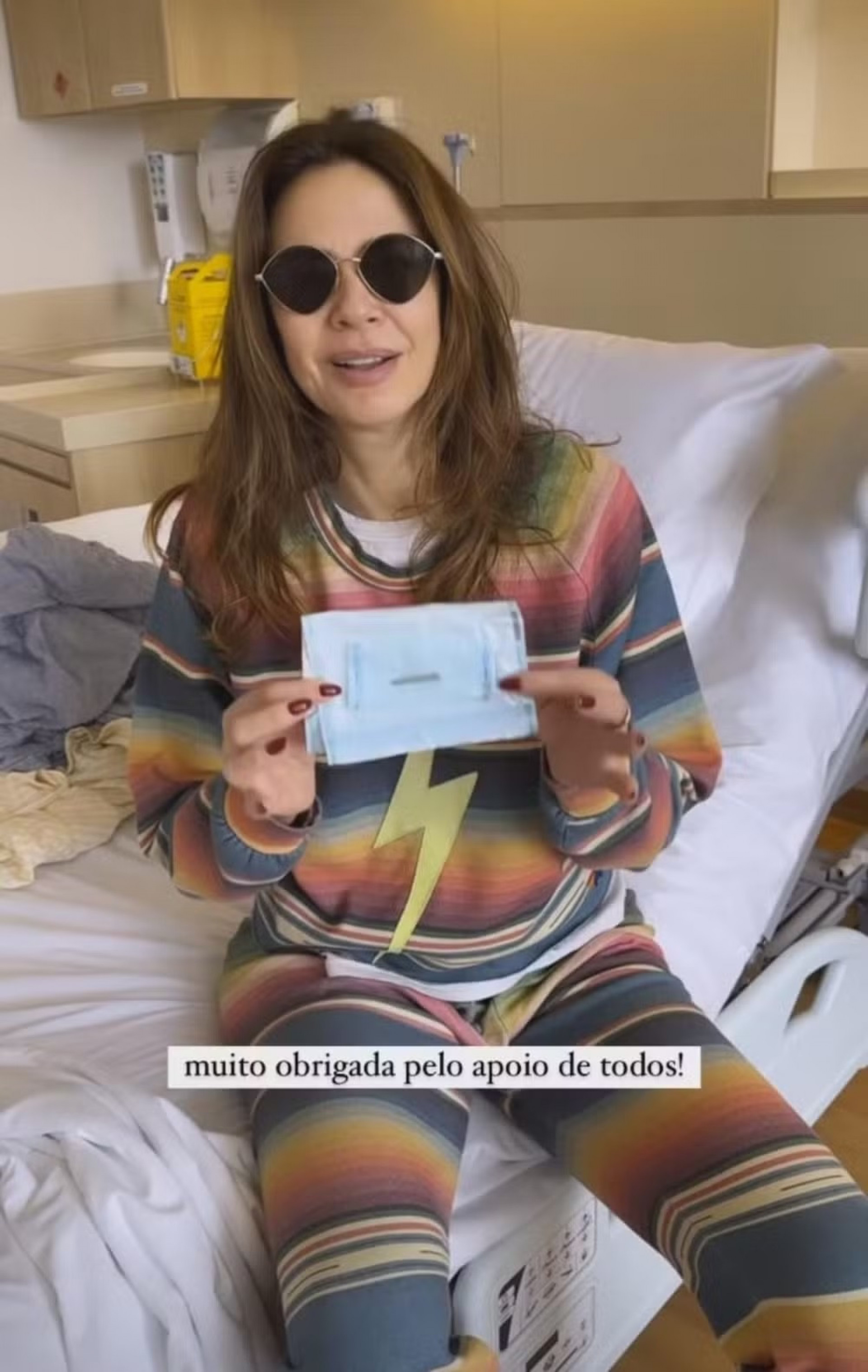 Luciana Gimenez mostra parafuso que retirou da perna - Reprodução / Instagram