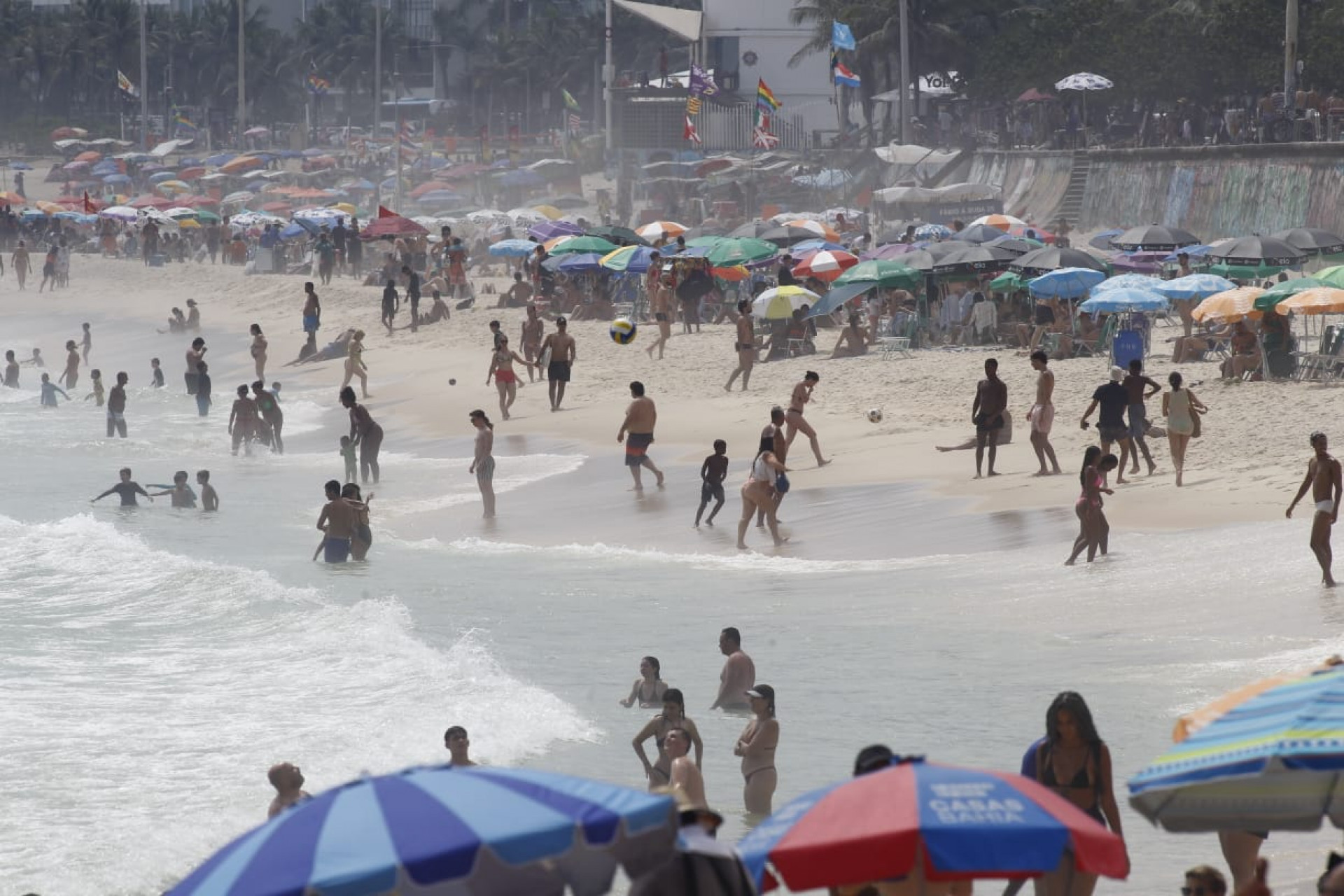 Com altas temperaturas e céu parcialmente encoberto neste sábado (23), cariocas lotam praia do Rio de Janeiro - Reginaldo Pimenta/ Agência O Dia