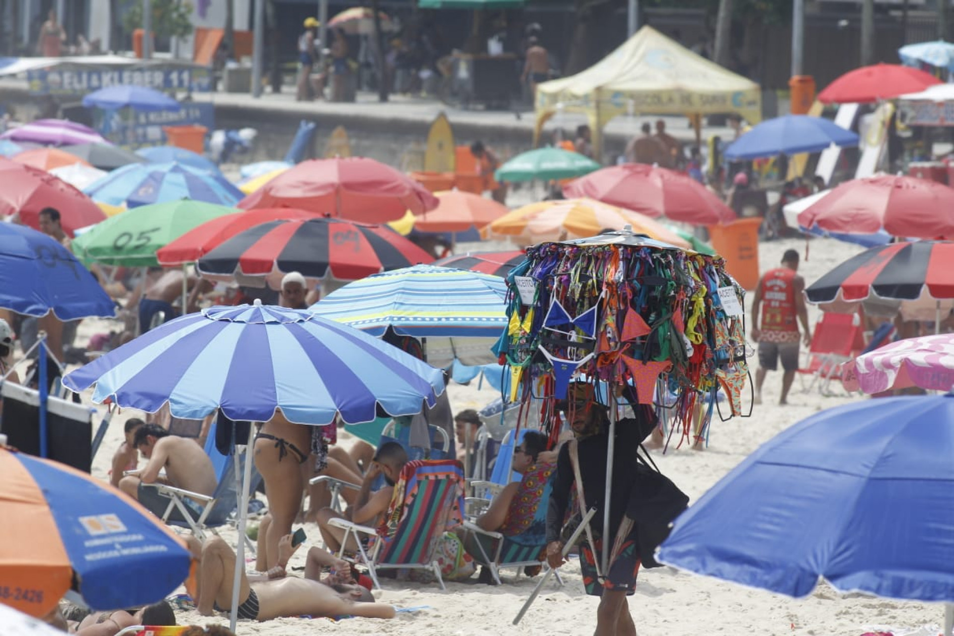 Com altas temperaturas e céu parcialmente encoberto neste sábado (23), cariocas lotam praia do Rio de Janeiro - Reginaldo Pimenta/ Agência O Dia