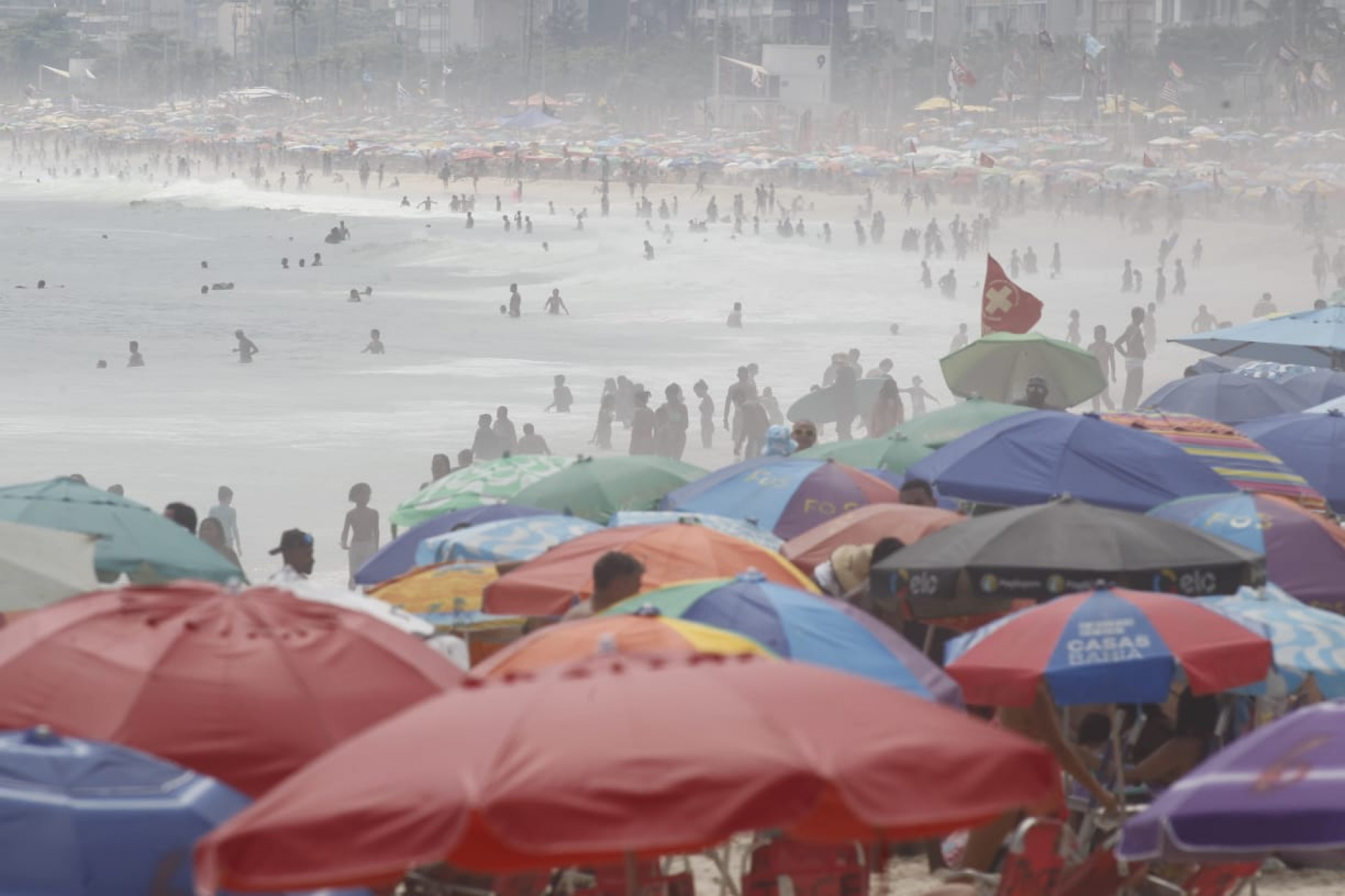 Com altas temperaturas e céu parcialmente encoberto neste sábado (23), cariocas lotam praia do Rio de Janeiro - Reginaldo Pimenta/ Agência O Dia