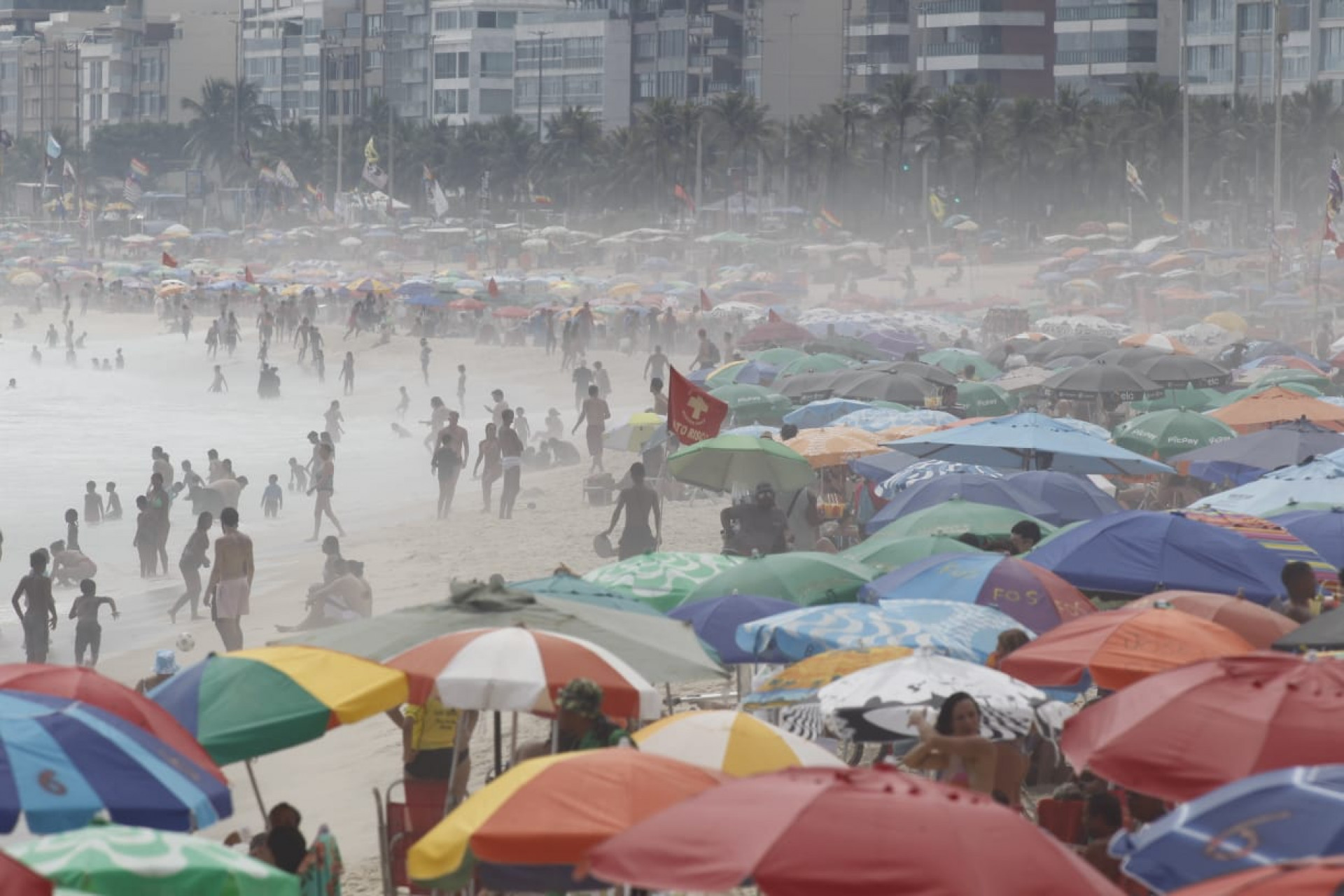 Com altas temperaturas e céu parcialmente encoberto neste sábado (23), cariocas lotam praia do Rio de Janeiro - Reginaldo Pimenta/ Agência O Dia