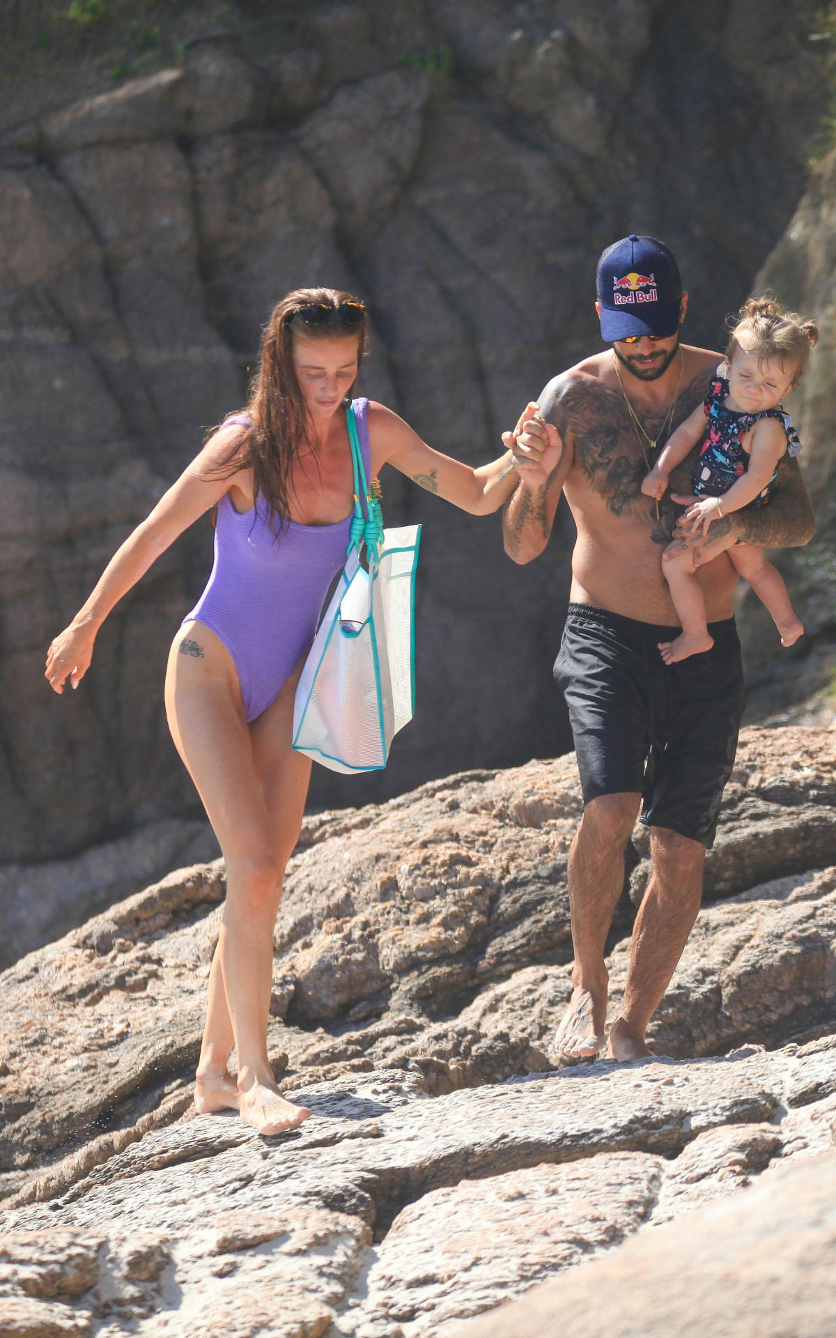 Pedro Scooby e a mulher, Cintia Dicker, junto à Aurora, filha do casal