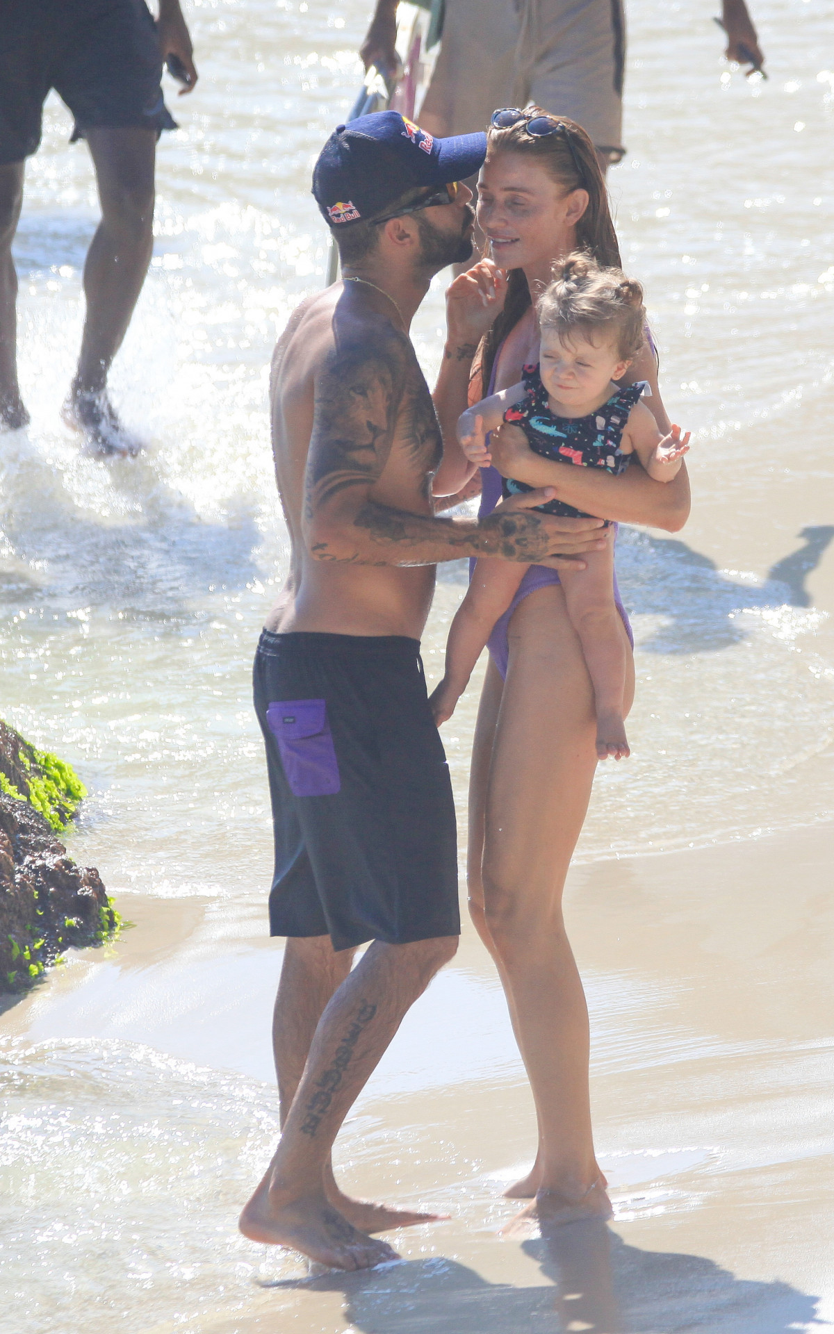 Pedro Scooby e a mulher, Cintia Dicker, junto à Aurora, filha do casal